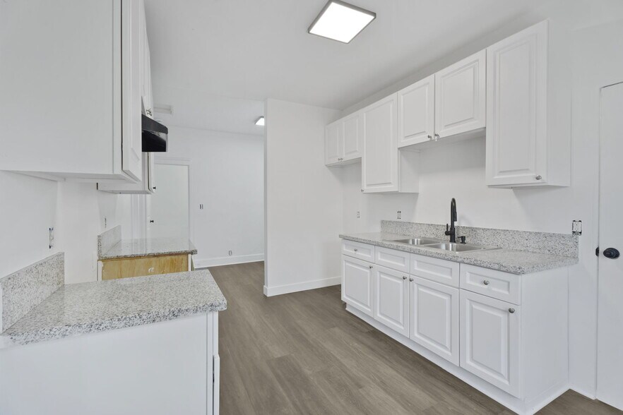 More Photos Of 925 W 84th St, Los Angeles Apartments For Sale