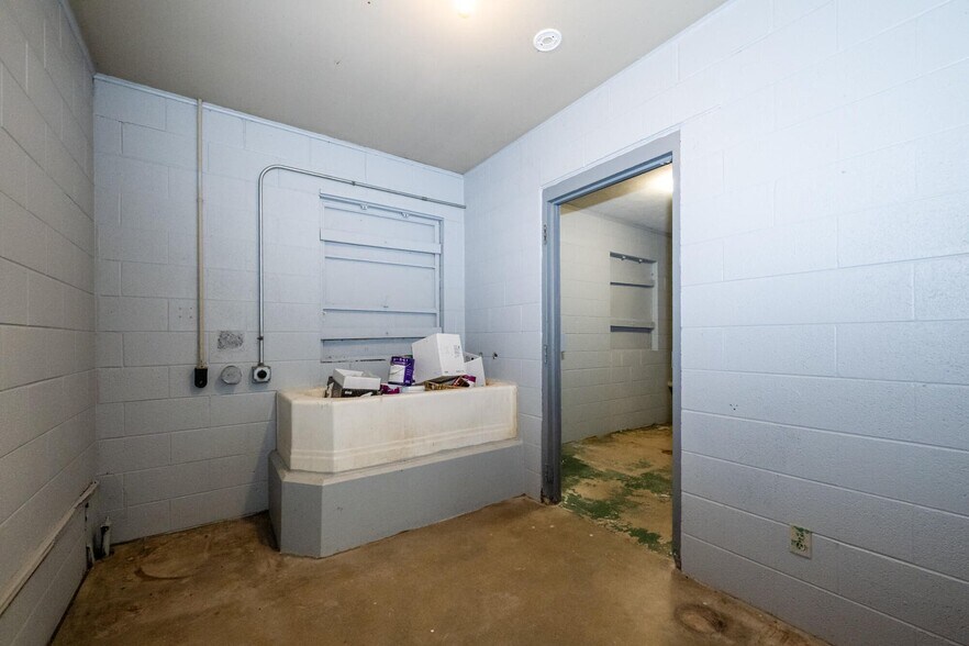 More Photos Of 641 S Crystal Ave, Benton Harbor Winery Vineyard For Sale