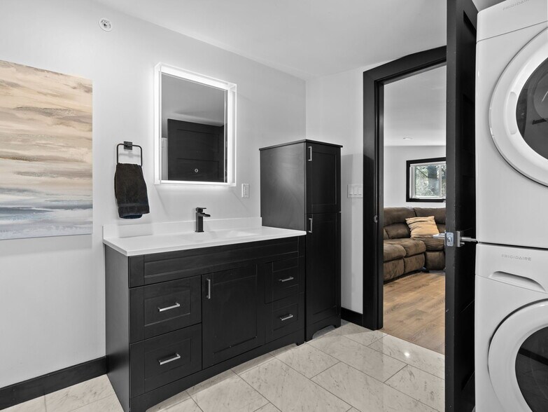 More Photos Of 1323 Cass St, Traverse City Flex For Sale