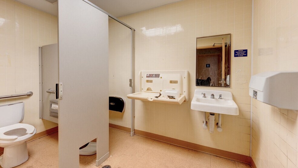 More Photos Of 85 Middletown Ave, North Haven Drugstore For Sale