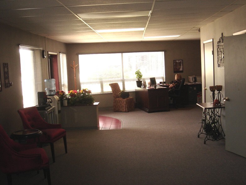More Photos Of 252 E Washington St, East Peoria Office For Lease