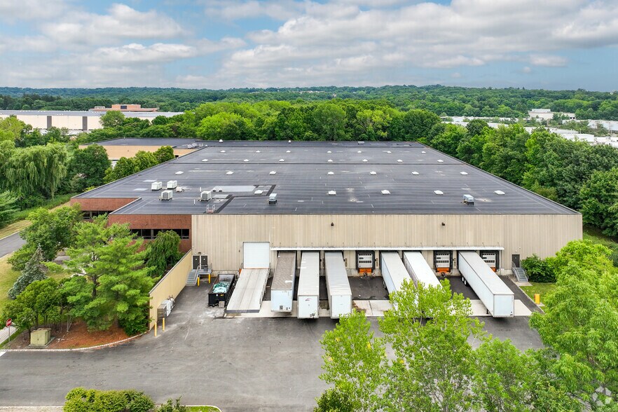 More Photos Of 30 Corporate Dr, Wayne Manufacturing For Lease