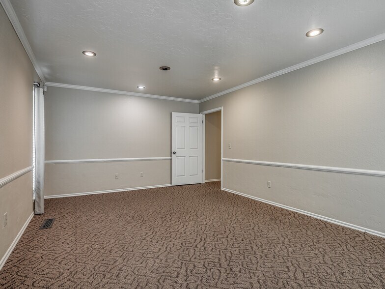 More Photos Of 525 Tower Dr, Moore Office For Lease