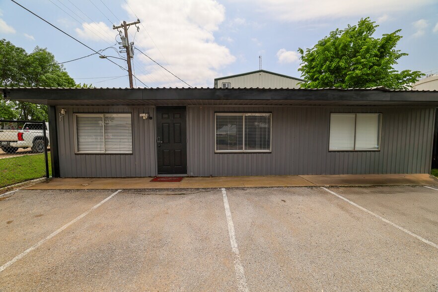 More Photos Of 415 Topeka Ave, Justin Warehouse For Sale