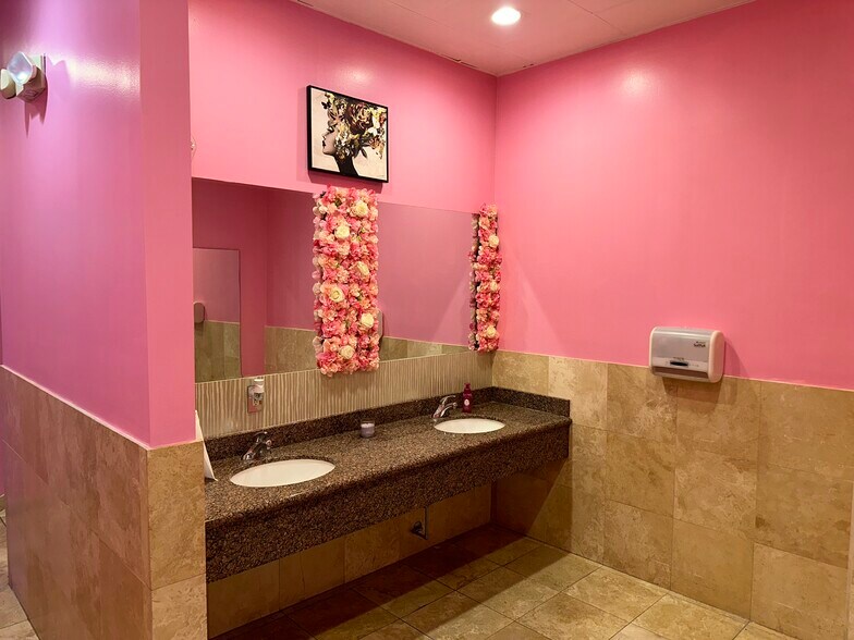 More Photos Of 6401-6445 Raleigh St, Orlando Freestanding For Lease
