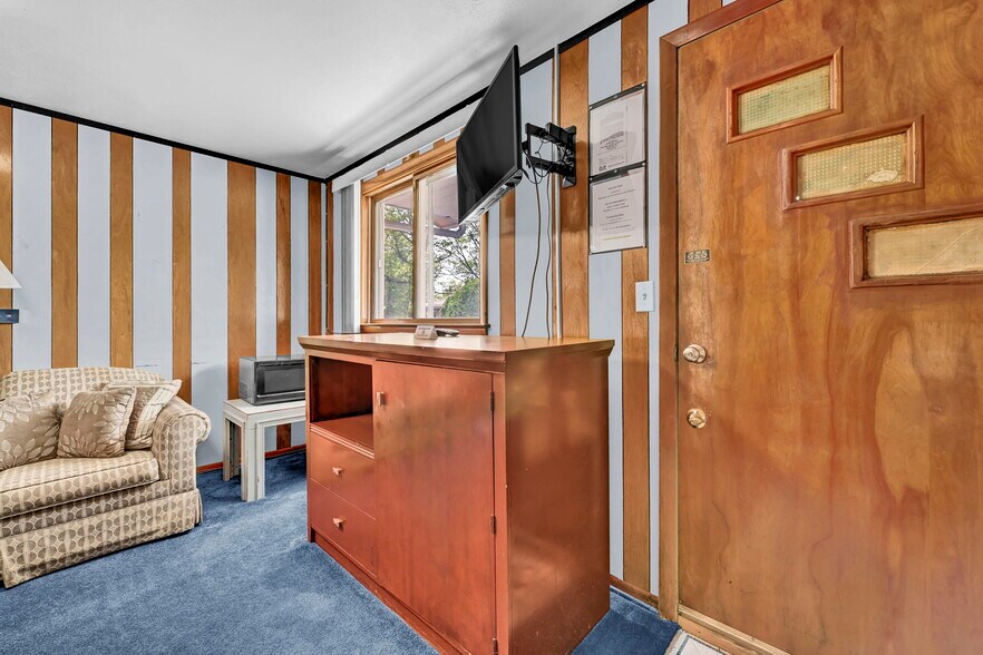 More Photos Of 44077 Oberlin Elyria Rd, Oberlin Hotel For Sale