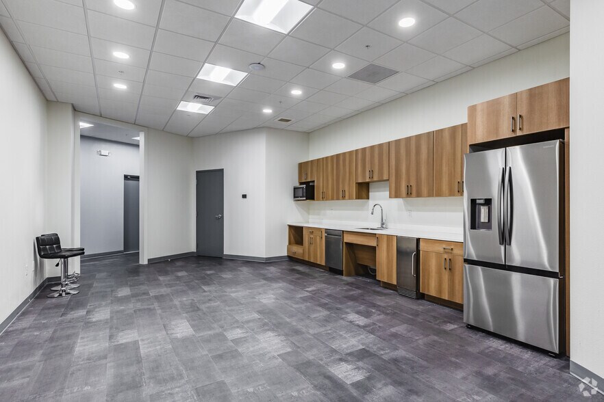 More Photos Of 2678 Richmond Ave, Sanford Distribution For Lease