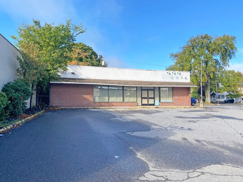 More Photos Of 152 Maine St, Brunswick Convenience Store For Lease