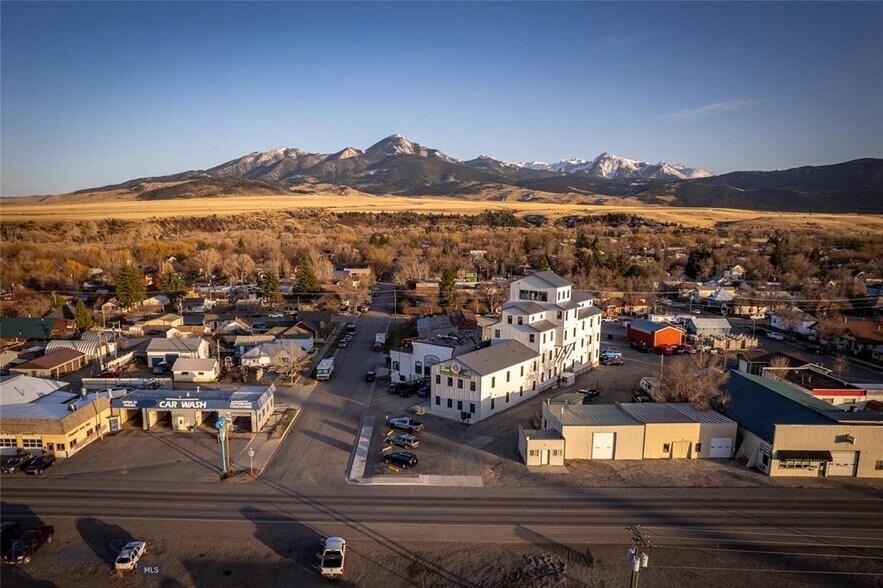 More Photos Of 924 E Park St, Livingston Apartments For Sale