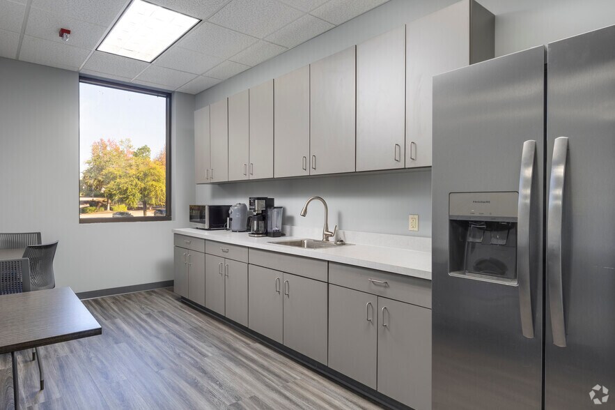 More Photos Of 220 Stoneridge Dr, Columbia Unknown For Lease