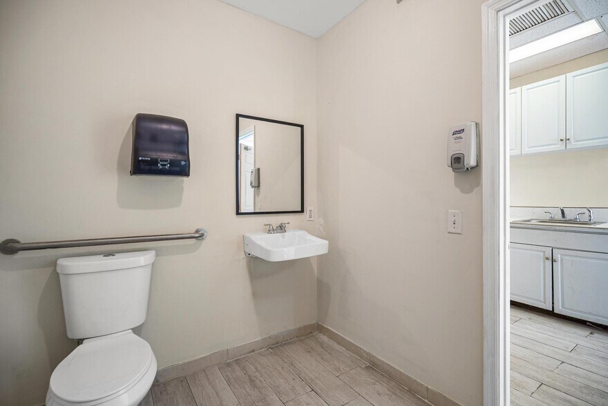 More Photos Of 16978-16990 NE 19th Ave, North Miami Beach Storefront Retail Office For Lease