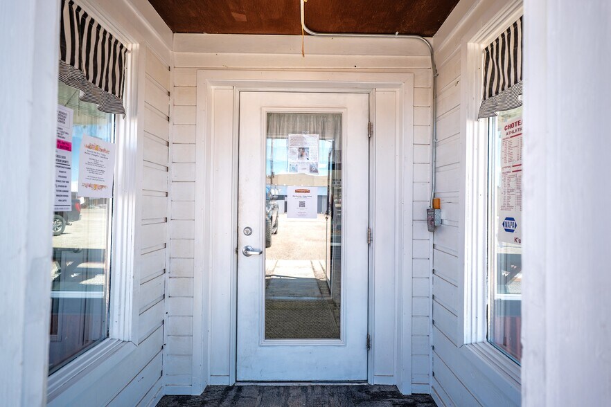 More Photos Of 425 S Main St, Choteau Garden Center For Sale