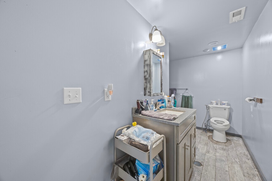 More Photos Of 1120 Dawson St, Wilmington Flex For Sale