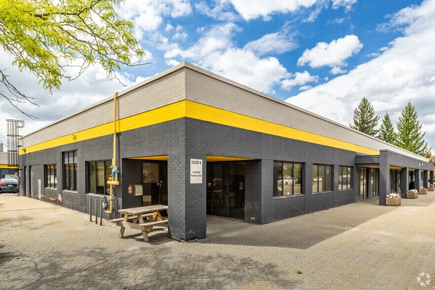 More Photos Of 2305 St Laurent Blvd, Ottawa Office For Lease