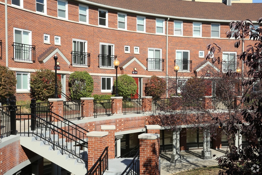 More Photos Of 631 S 3rd St, Louisville Apartments For Lease