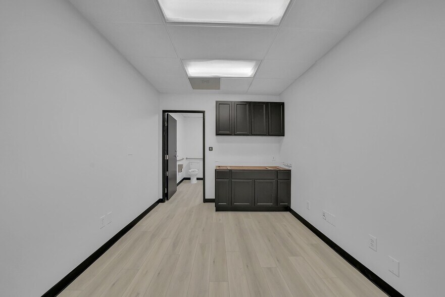 More Photos Of 4667 MacArthur Blvd, Newport Beach Office For Lease