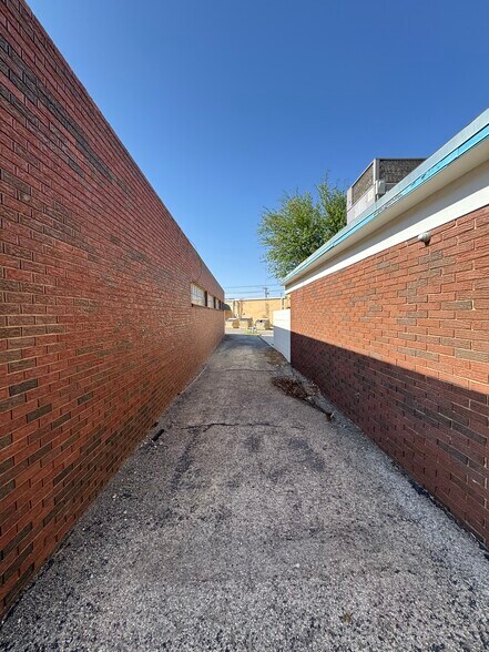 More Photos Of 2504 W Ohio Ave, Midland Flex For Sale
