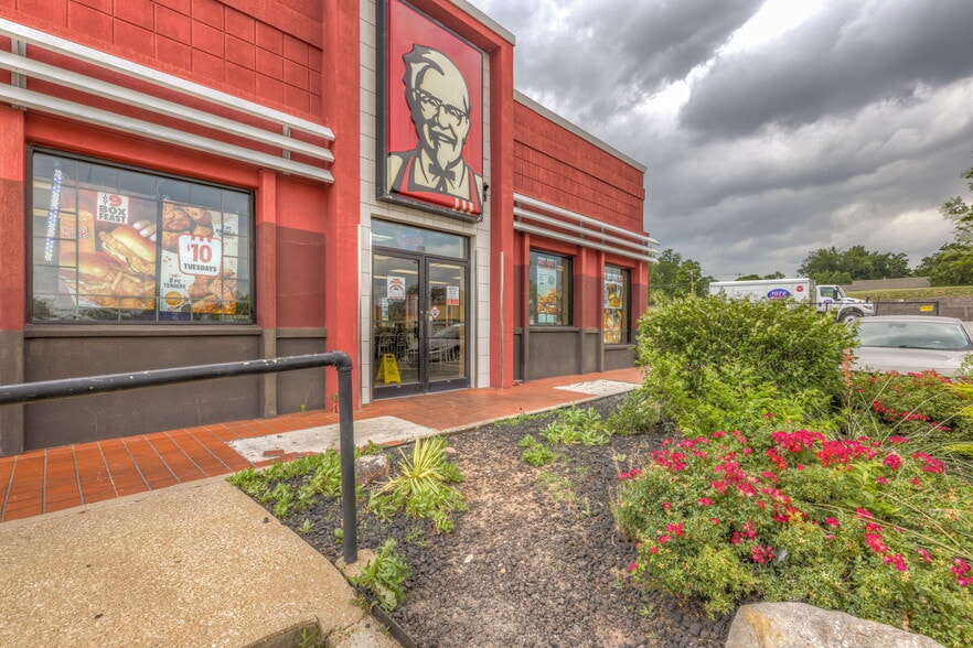Primary Photo Of 206 N Wilson Ave, Sand Springs Fast Food For Sale