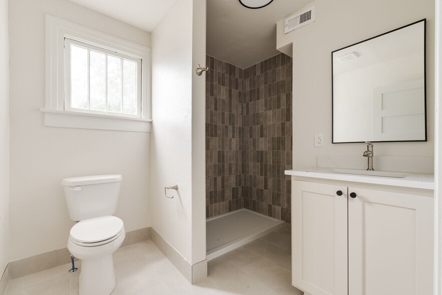 More Photos Of 1605 N Classen Dr, Oklahoma City Office Residential For Lease