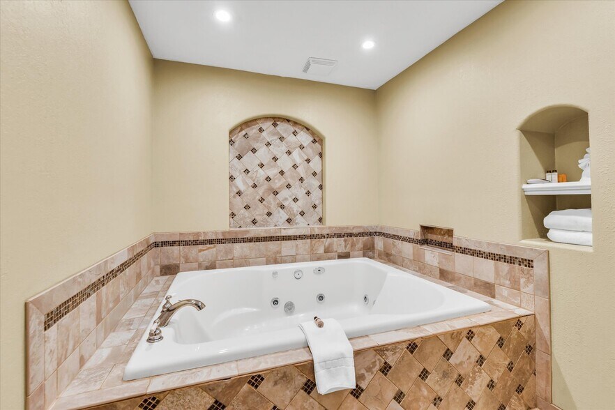 More Photos Of 1907 N Cunningham Ave, Urbana Hotel For Sale