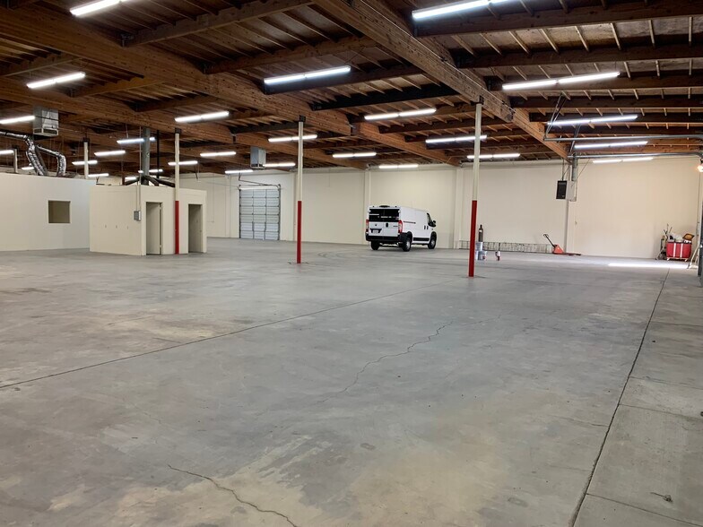 More Photos Of 15044-15054 Keswick St, Van Nuys Warehouse For Lease