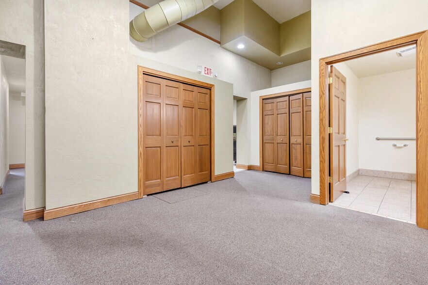 More Photos Of 111 W North Water St, New London Office For Lease
