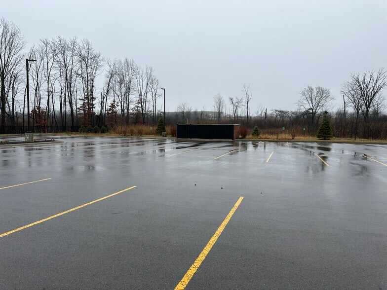 More Photos Of 2800 E West Maple Rd, Commerce Township Storefront Retail Office For Lease