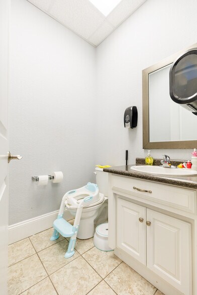 More Photos Of 37 E Main St, Lakeland Flex For Sale