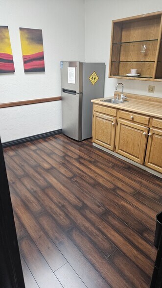 More Photos Of 120 S Victory Blvd, Burbank Loft Creative Space For Lease