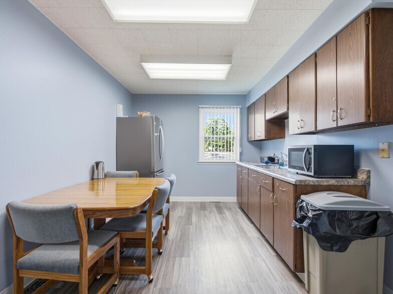 More Photos Of 35000-35008 Division Rd, Richmond Medical For Sale