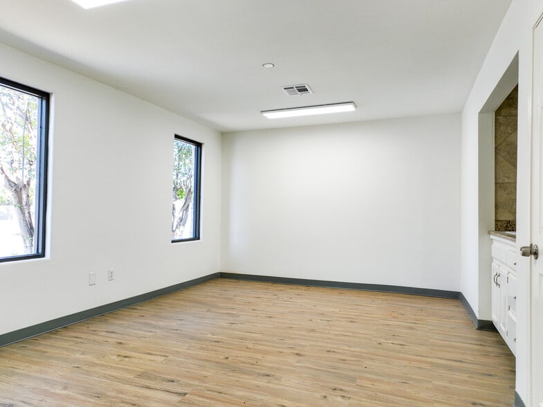 More Photos Of 5260 Rittiman Rd, San Antonio Light Distribution For Sale