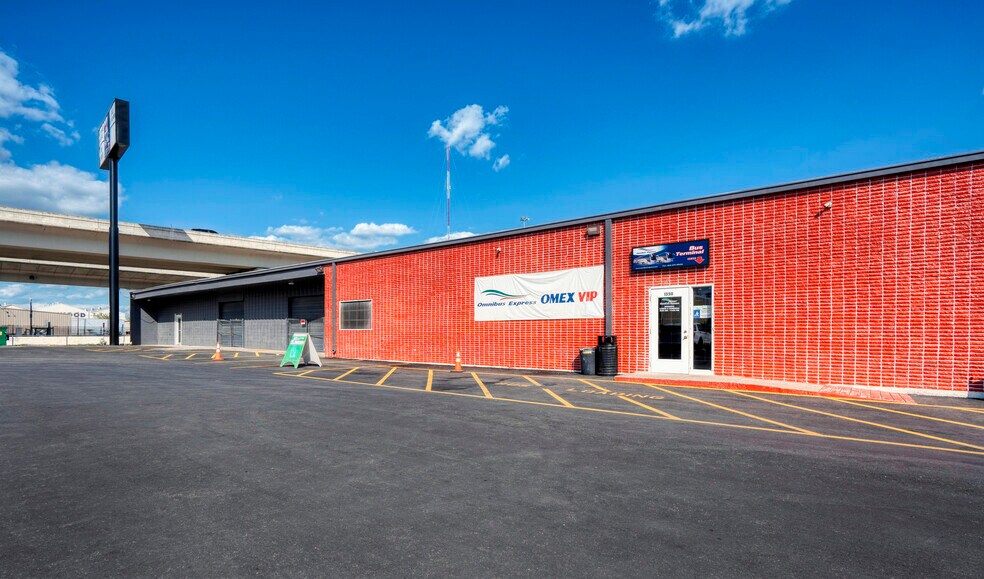 More Photos Of 1350-1390 N Colorado St, San Antonio Showroom For Lease