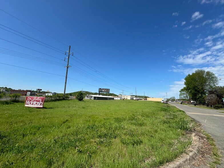 More Photos Of 205 Mimosa Ln, Tahlequah General Retail For Sale