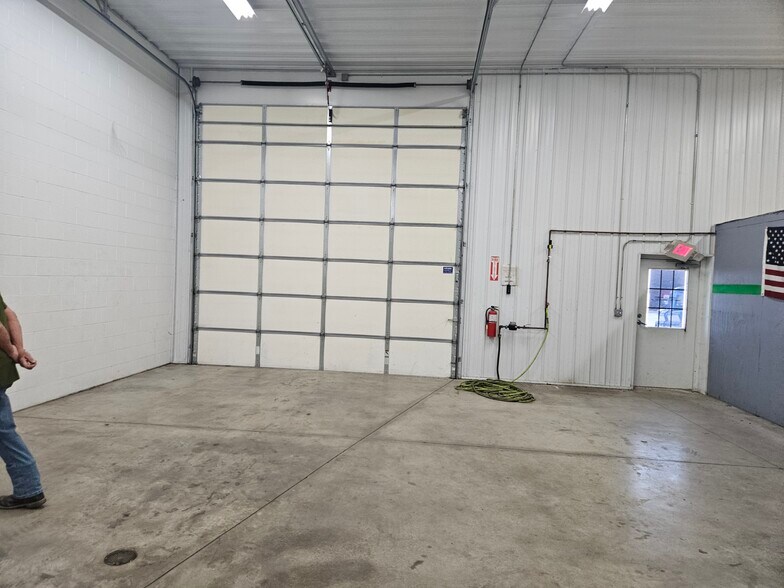More Photos Of 1299 Leah Rd, Morris Warehouse For Lease