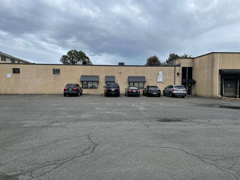 More Photos Of 400 N Midland Ave, Saddle Brook Warehouse For Lease