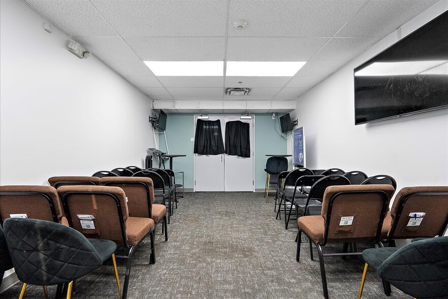 More Photos Of 9241-9249 50th St NW, Edmonton Showroom For Sale
