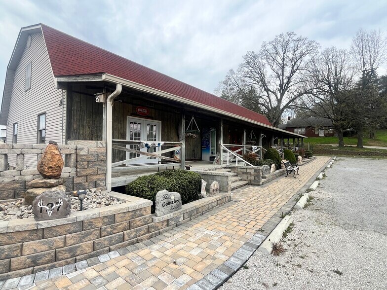 More Photos Of 641 Highland Ave, Vine Grove Freestanding For Sale