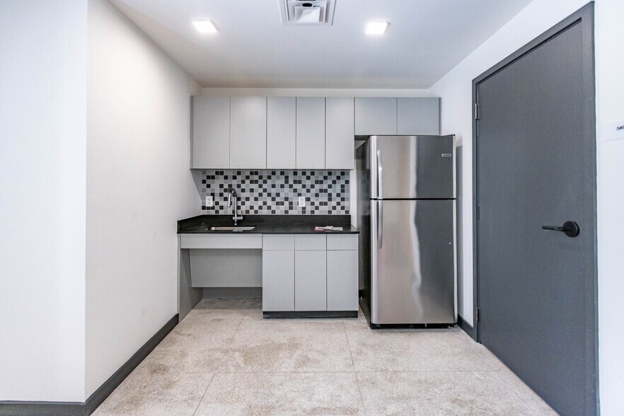 More Photos Of 200 Main Plz, San Antonio Office For Lease