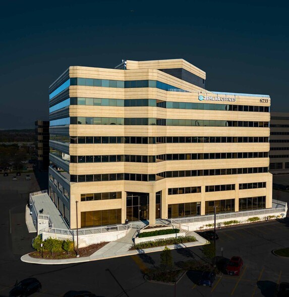 More Photos Of 6711 Mississauga Rd, Mississauga Office For Lease