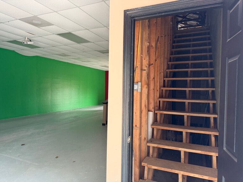 More Photos Of 727 Airport Rd, Cornelia Flex For Sale