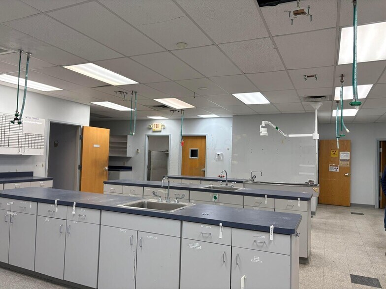 More Photos Of 5230 Renner Rd, Columbus Veterinarian Kennel For Sale