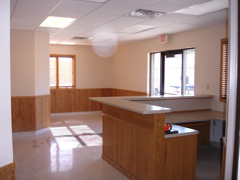More Photos Of 553-555 Braund St, Onalaska Showroom For Lease