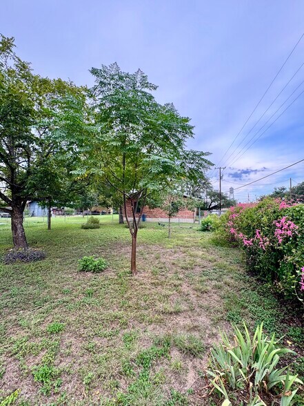 More Photos Of 143 N West St, Bertram Flex For Sale