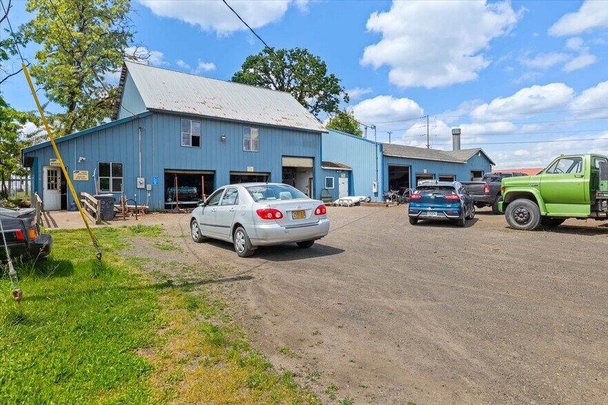 More Photos Of 13780 S Macksburg Rd, Molalla Service For Sale