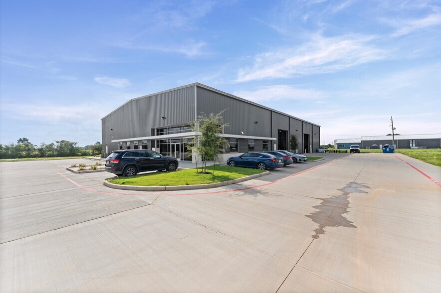 More Photos Of 30011 Binford Park Rd, Waller Warehouse For Lease