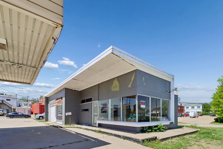 Primary Photo Of 801 Court Ave, Chariton Service Station For Sale