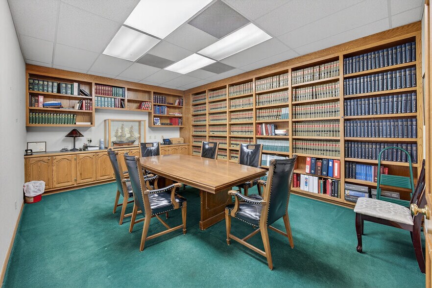 More Photos Of 110 E Corsicana St, Athens Office For Sale