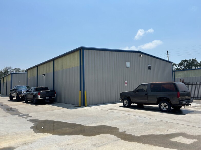 More Photos Of 12017 Carlsbad St, Houston Distribution For Lease