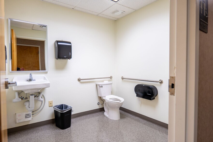 More Photos Of 7803 E Colonial Dr, Orlando Unknown For Lease