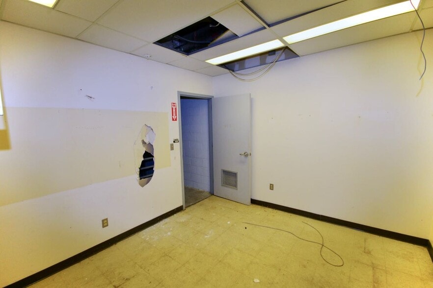 More Photos Of 2820 W Locust St, Davenport Unknown For Lease